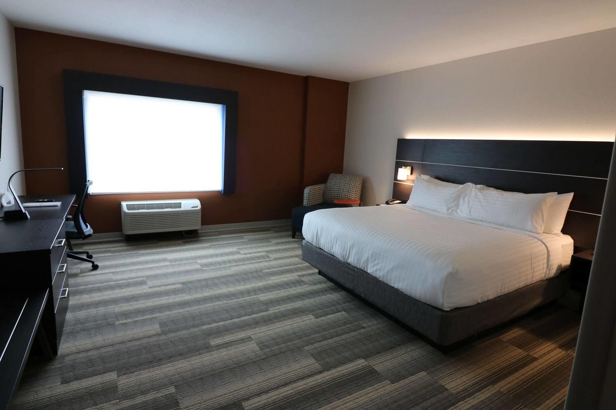 Holiday Inn Express & Suites - Coffeyville By Ihg Екстериор снимка