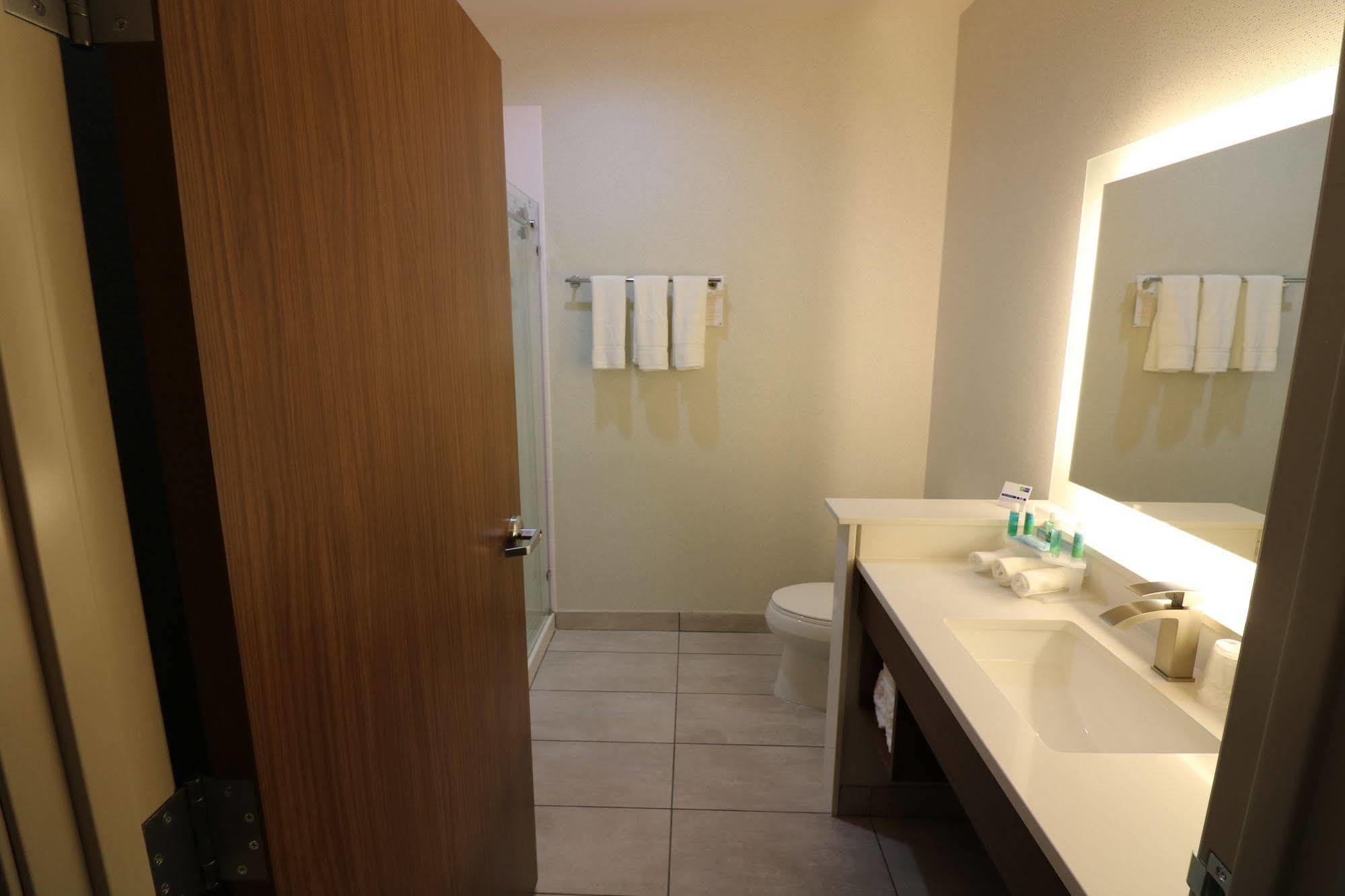 Holiday Inn Express & Suites - Coffeyville By Ihg Екстериор снимка